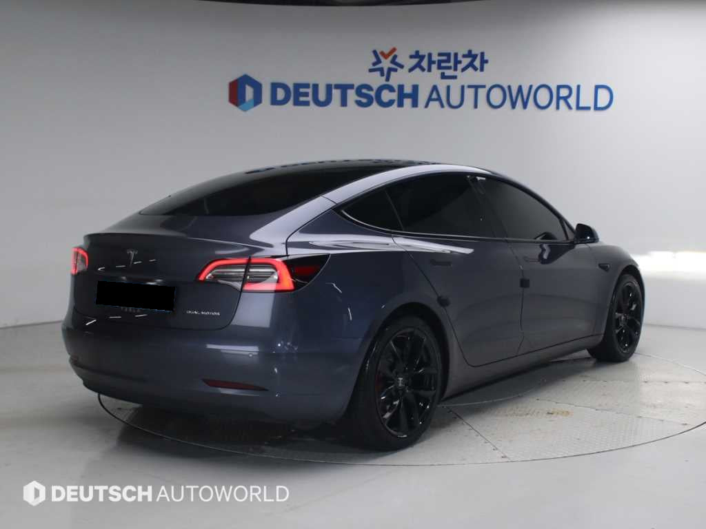 Tesla Model 3 — photo 02