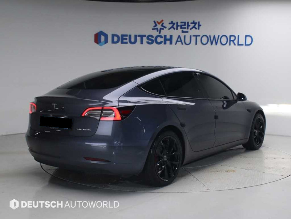 Tesla Model 3 — photo 02