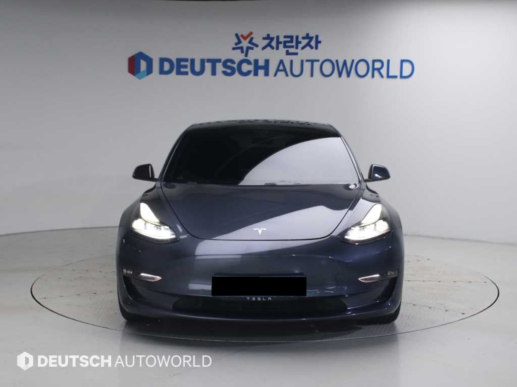 Tesla Model 3 — photo 03