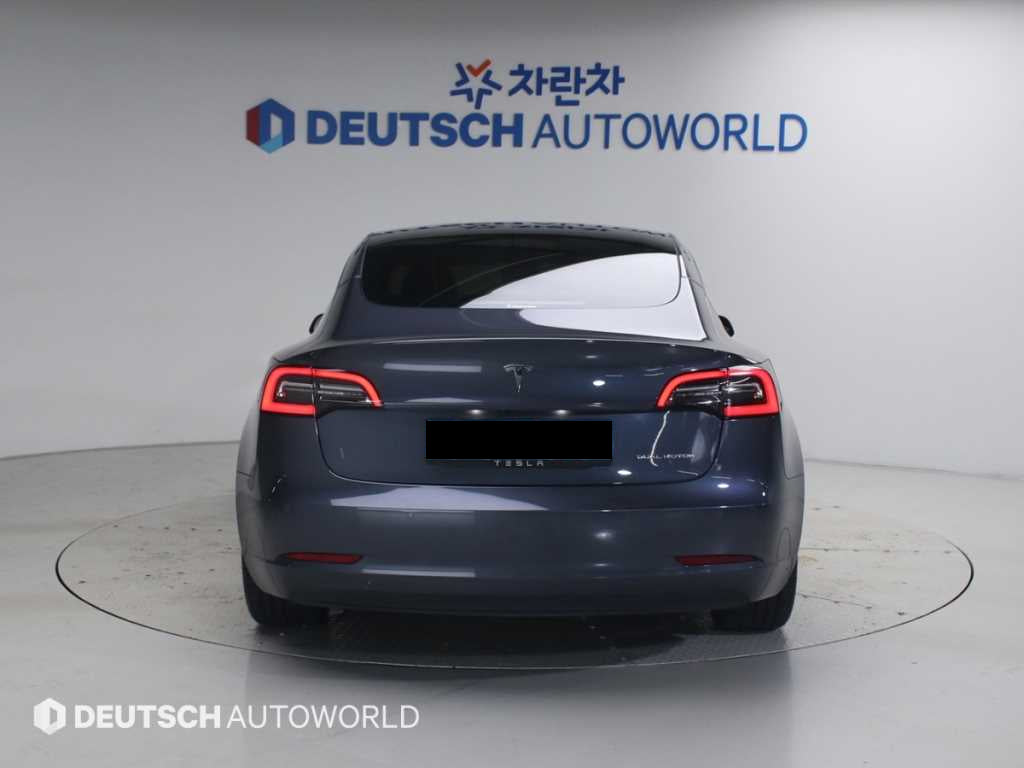 Tesla Model 3 — photo 04
