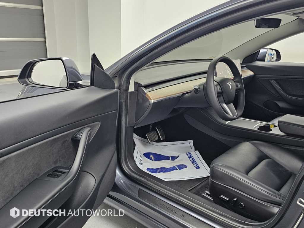 Tesla Model 3 — photo 11