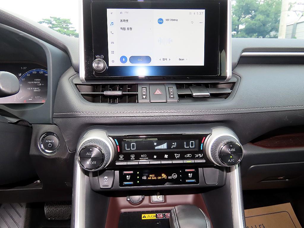 Toyota RAV4 — photo 12