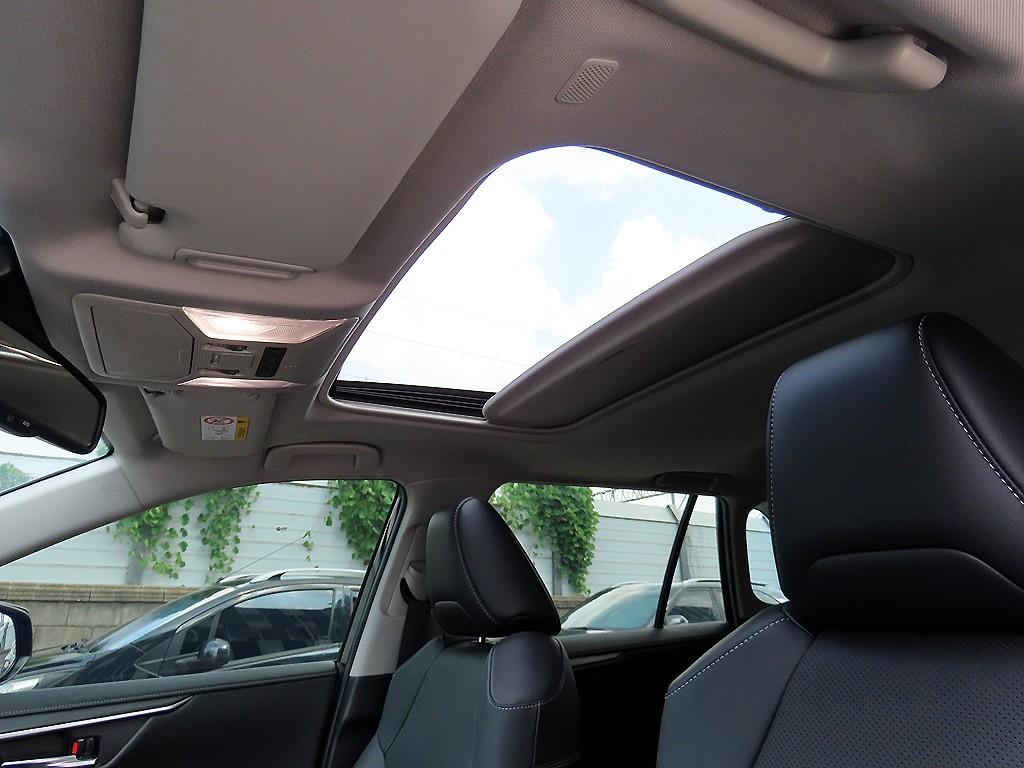 Toyota RAV4 — photo 16