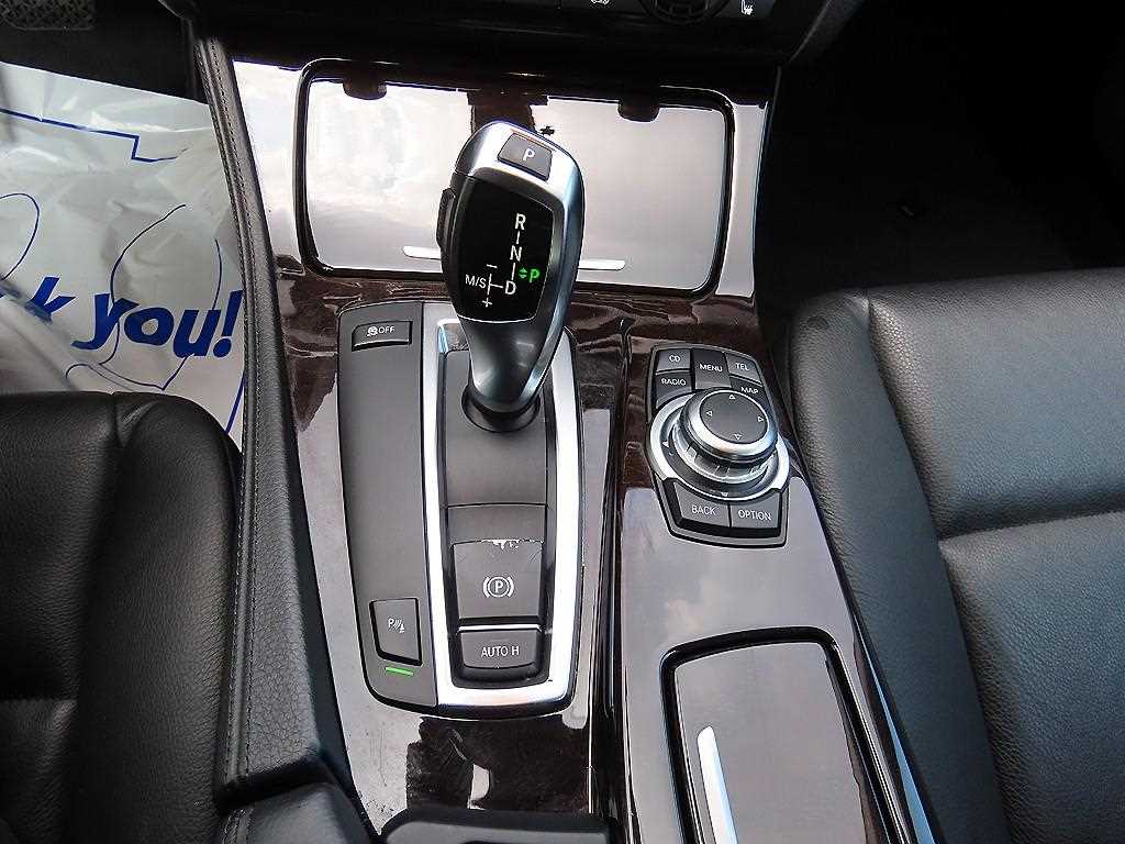 BMW 5-Series — photo 11