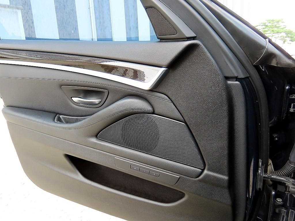 BMW 5-Series — photo 12