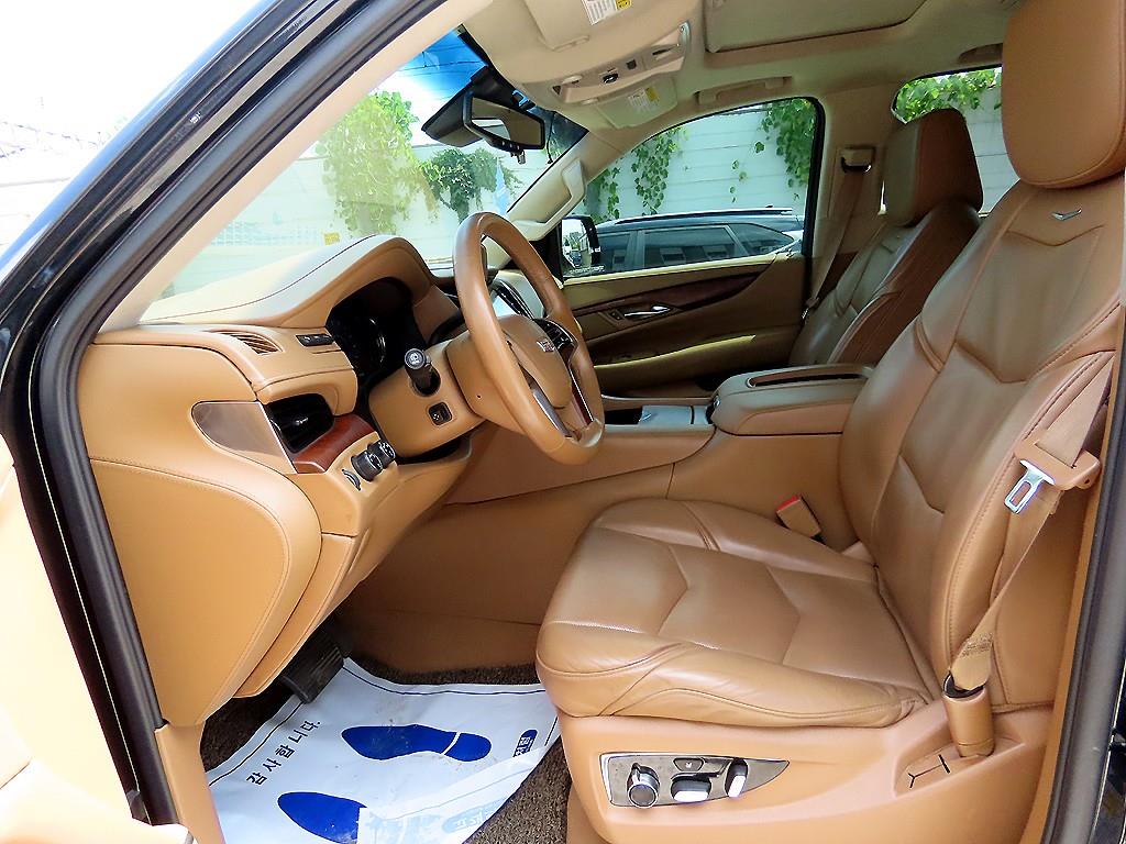 Cadillac Escalade — photo 05