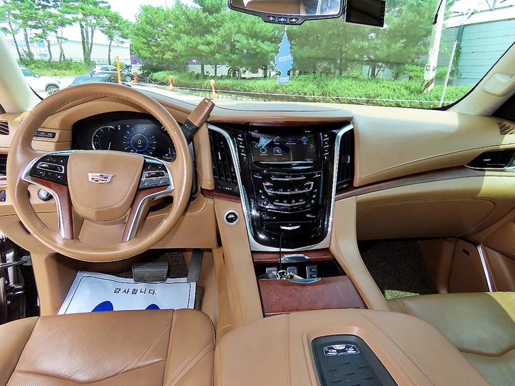 Cadillac Escalade — photo 07