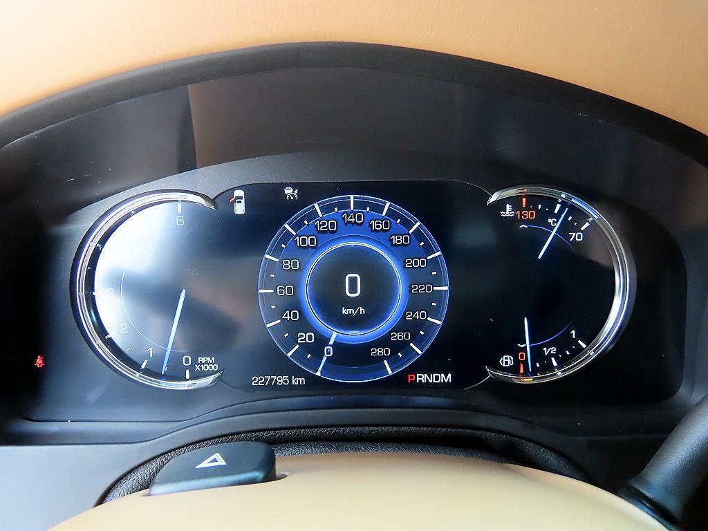 Cadillac Escalade — photo 09