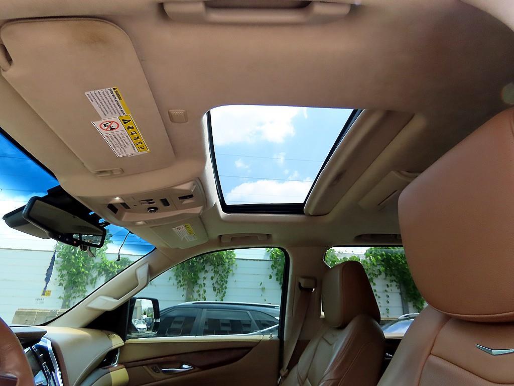 Cadillac Escalade — photo 13