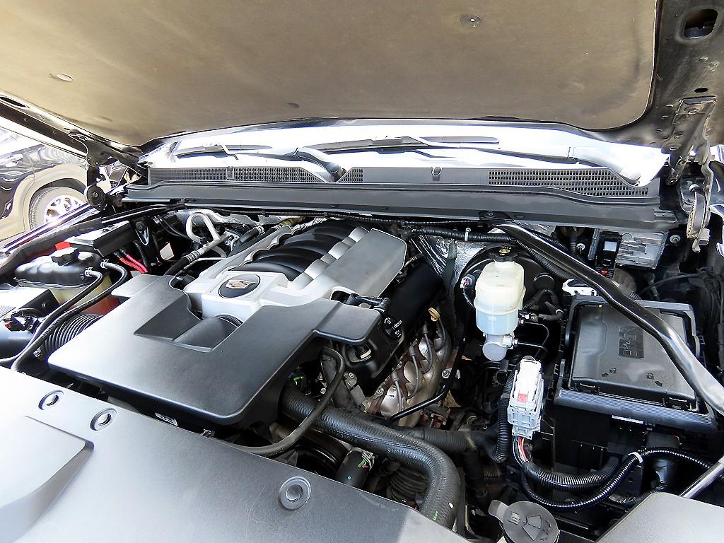 Cadillac Escalade — photo 19