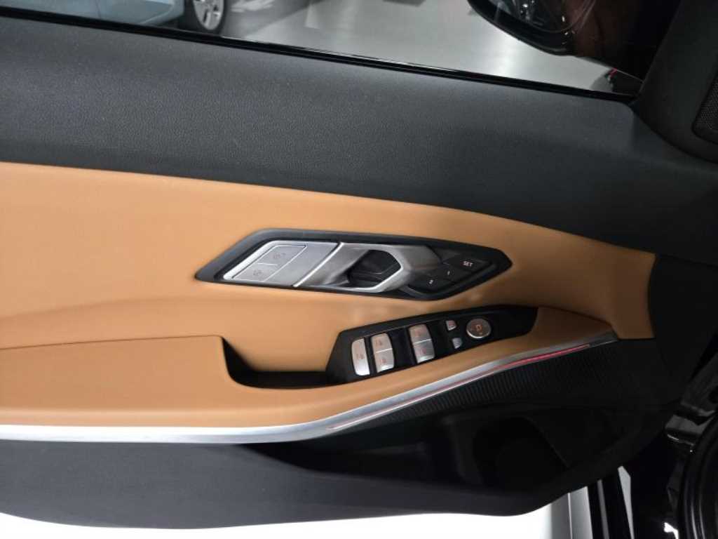 BMW 3-Series — photo 12