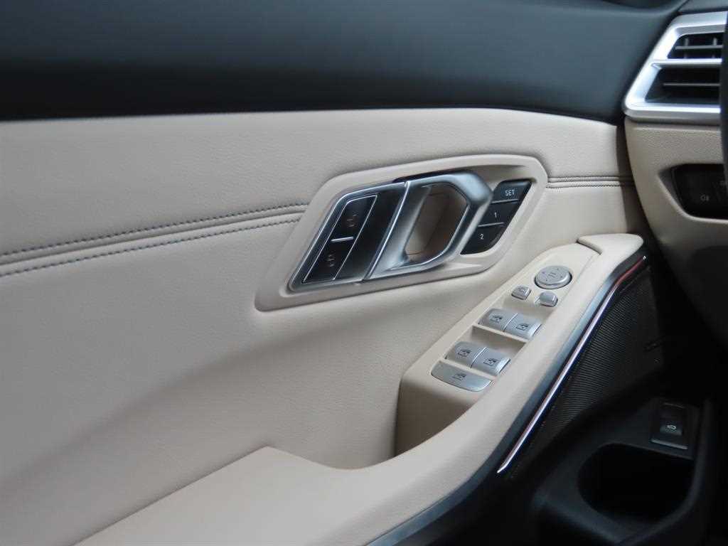 BMW 3-Series — photo 13