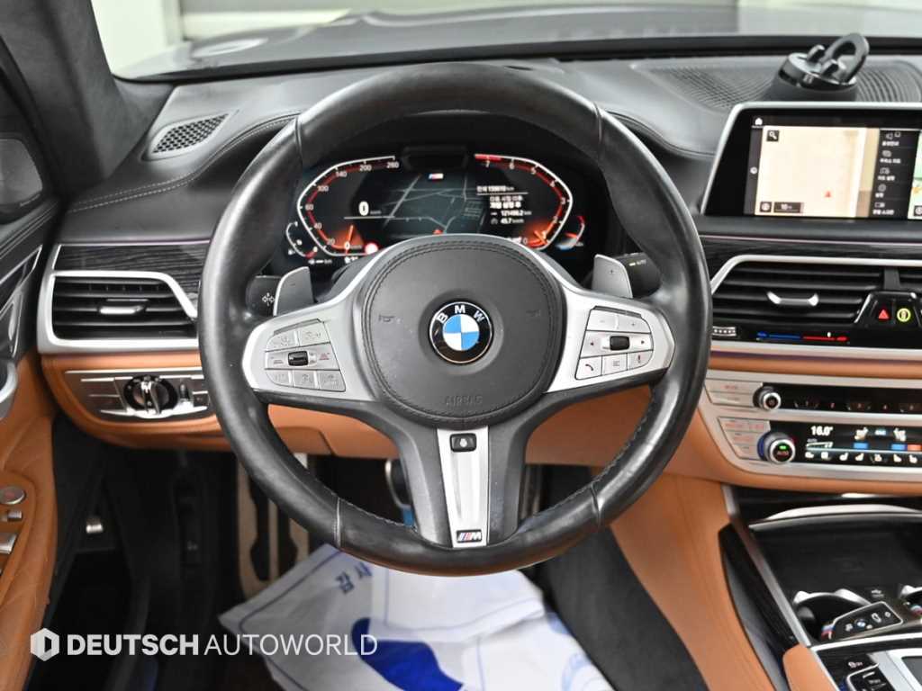 BMW 7-Series — photo 13