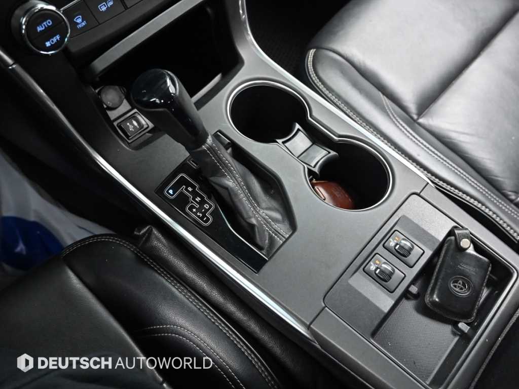 Toyota Camry — photo 09