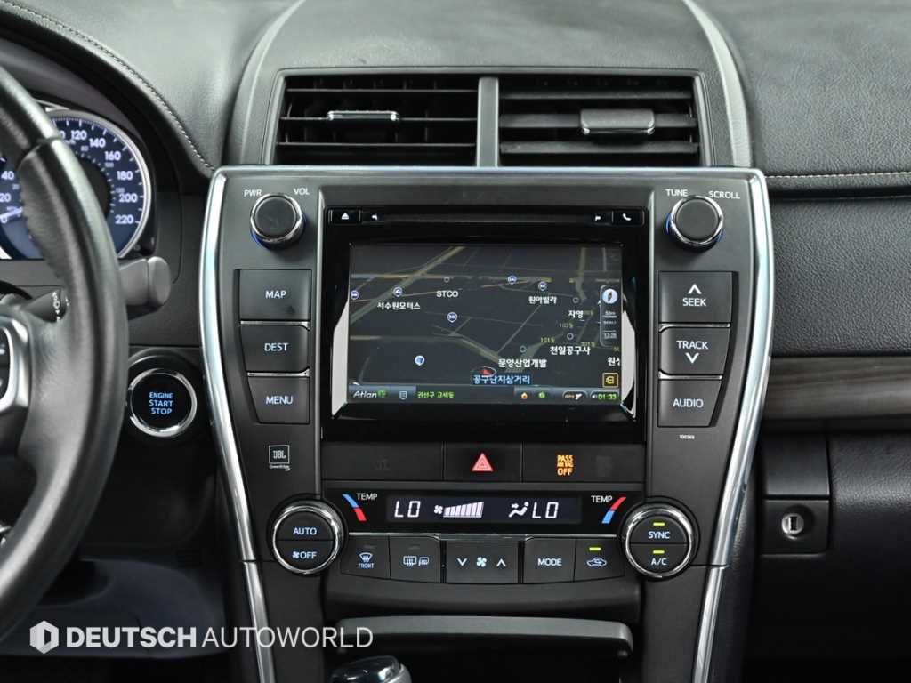 Toyota Camry — photo 14
