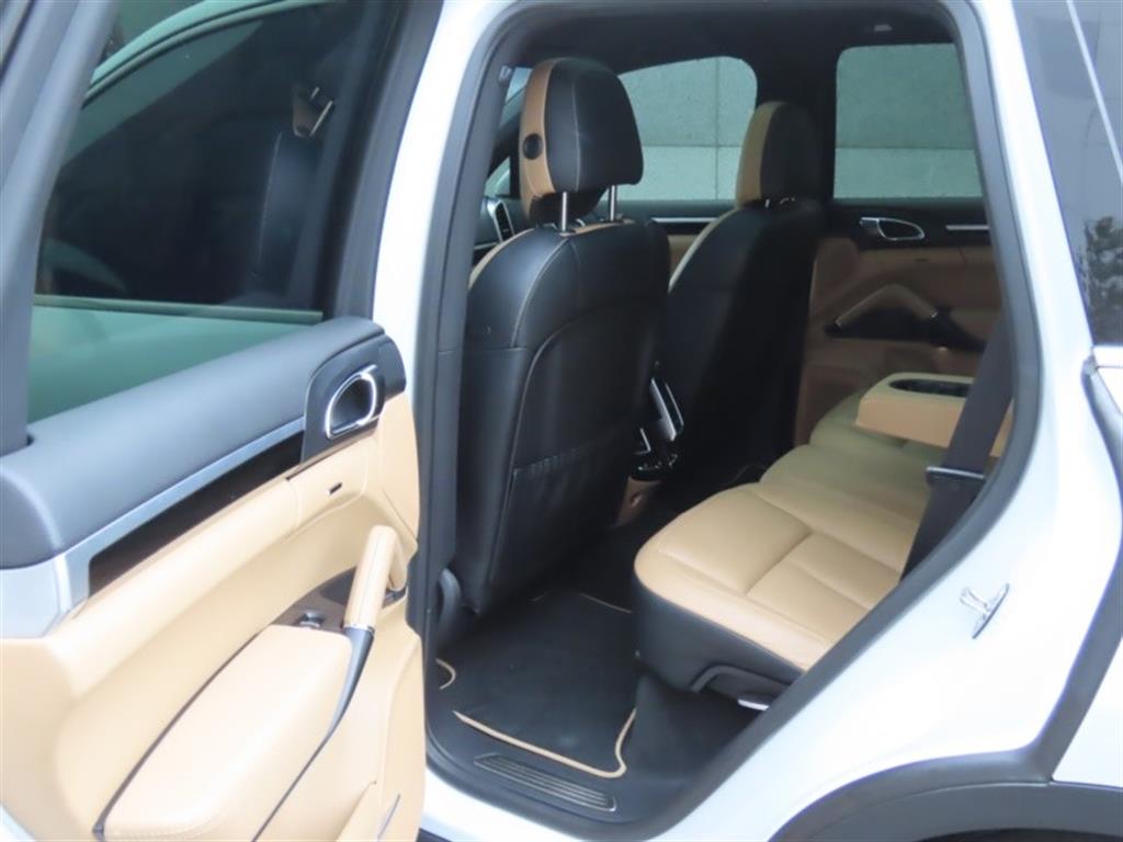Porsche Cayenne — photo 14