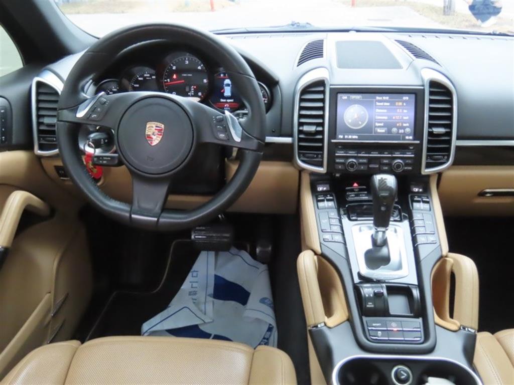 Porsche Cayenne — photo 16