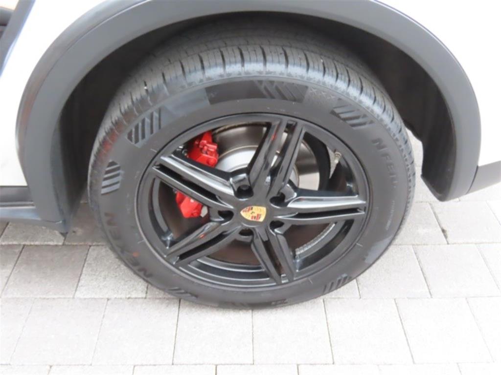 Porsche Cayenne — photo 17