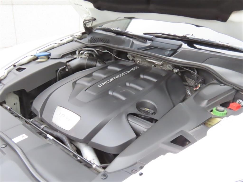 Porsche Cayenne — photo 19