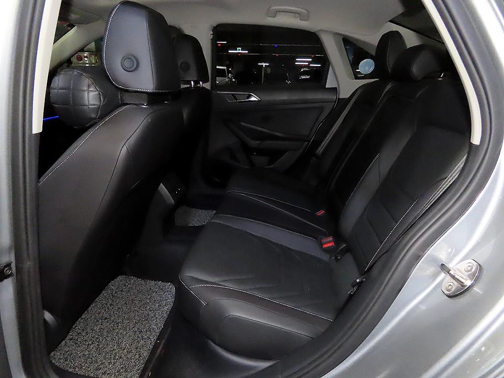 Volkswagen Jetta — photo 07