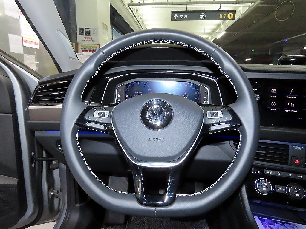 Volkswagen Jetta — photo 08