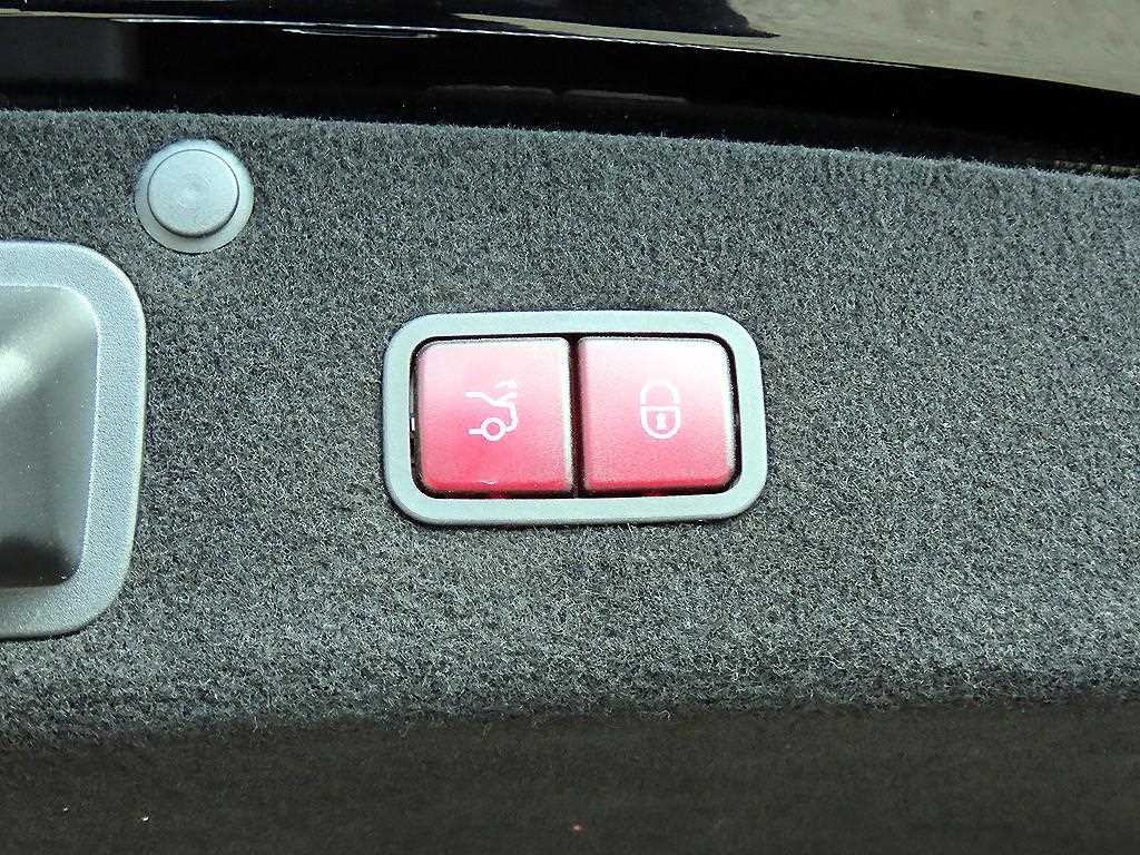 Mercedes-Benz S-Class — photo 16