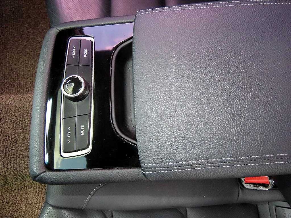 Kia K7 — photo 16