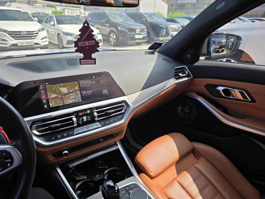 BMW 3-Series — photo 14