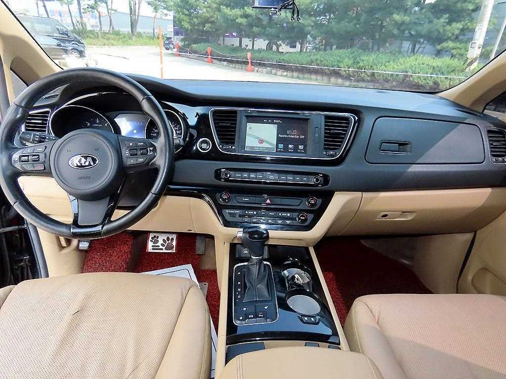 Kia Carnival — photo 08
