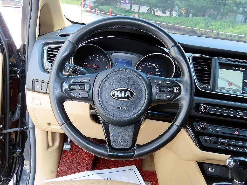 Kia Carnival — photo 09