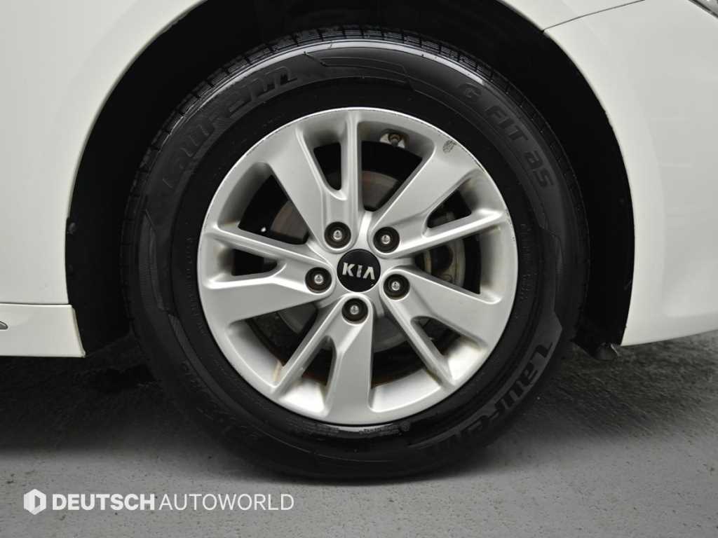 Kia K5 — photo 05