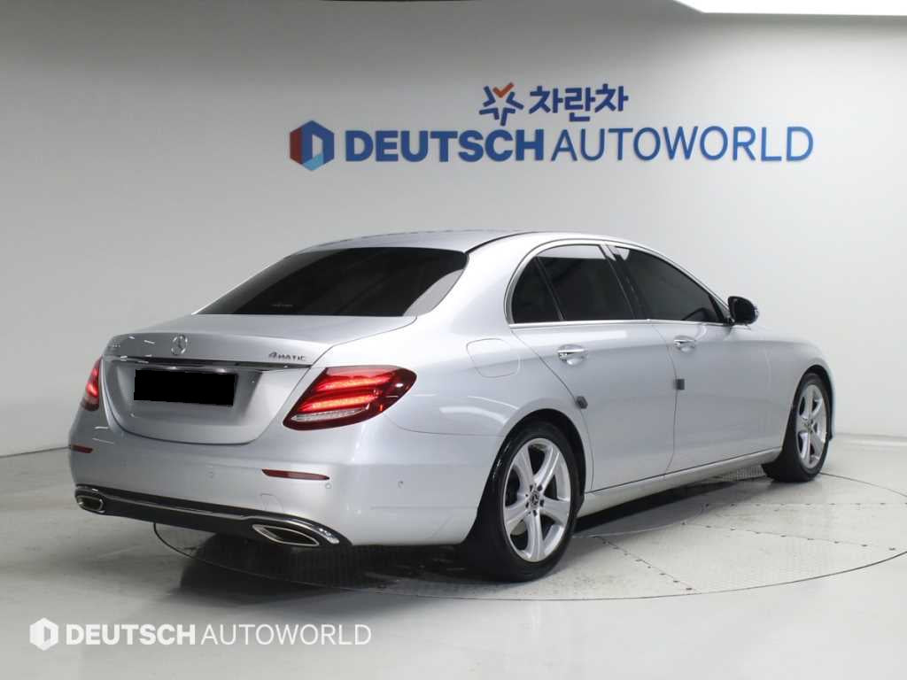 Mercedes-Benz E-Class — photo 02