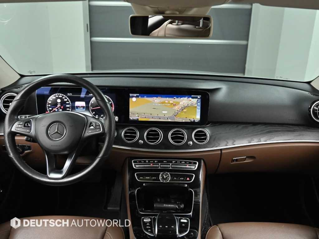 Mercedes-Benz E-Class — photo 07