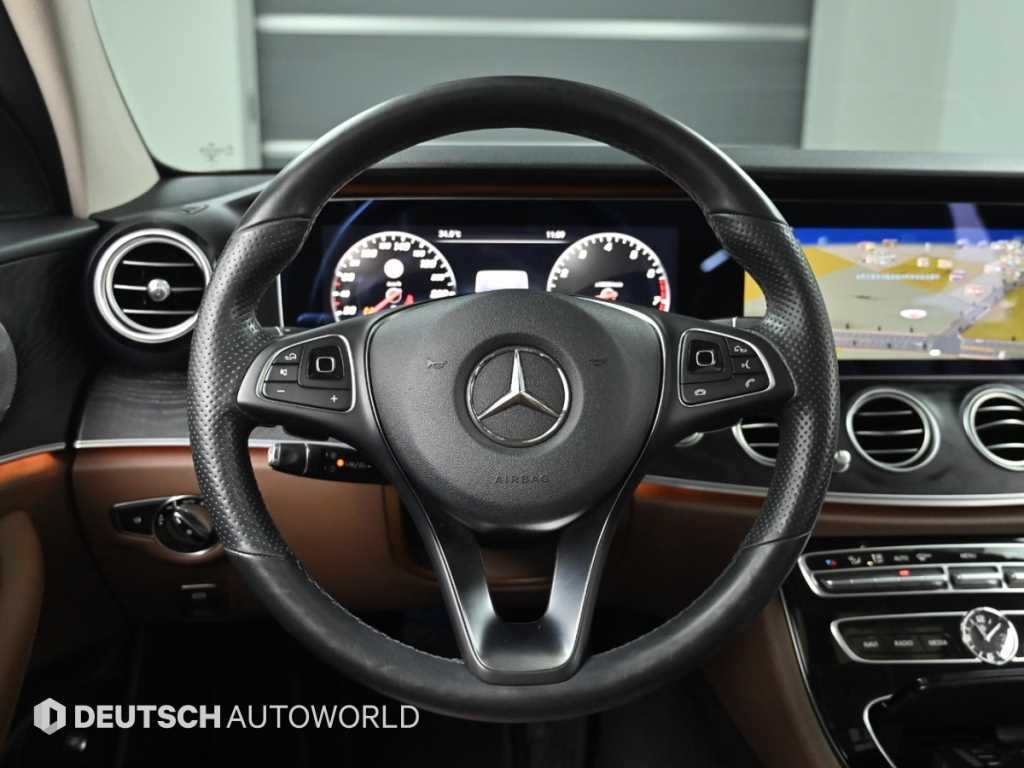Mercedes-Benz E-Class — photo 13