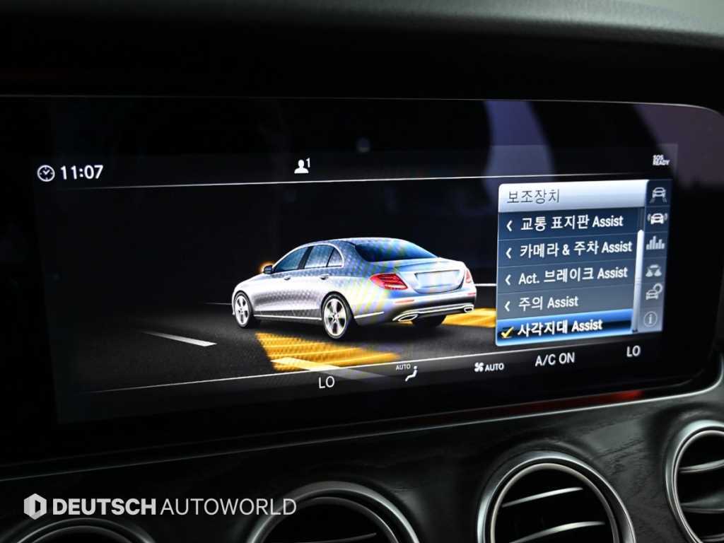 Mercedes-Benz E-Class — photo 17