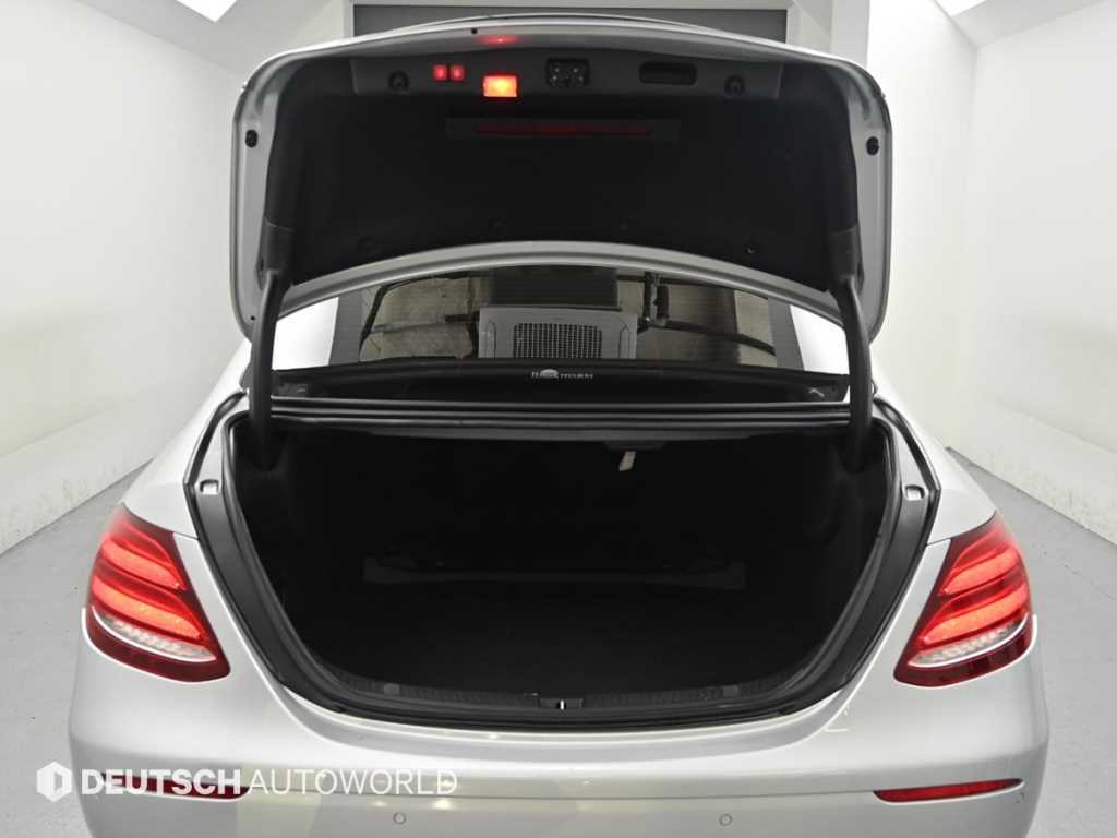 Mercedes-Benz E-Class — photo 19