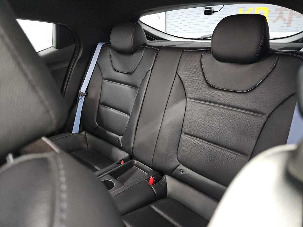 Hyundai Veloster — photo 12