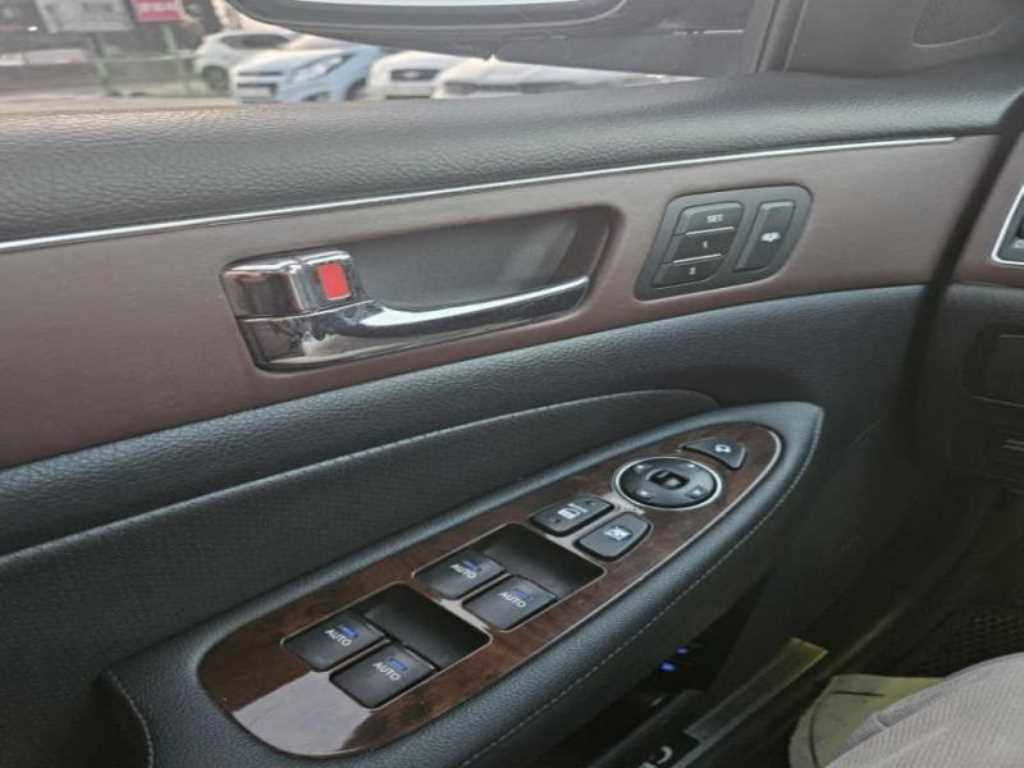 Hyundai Genesis — photo 13