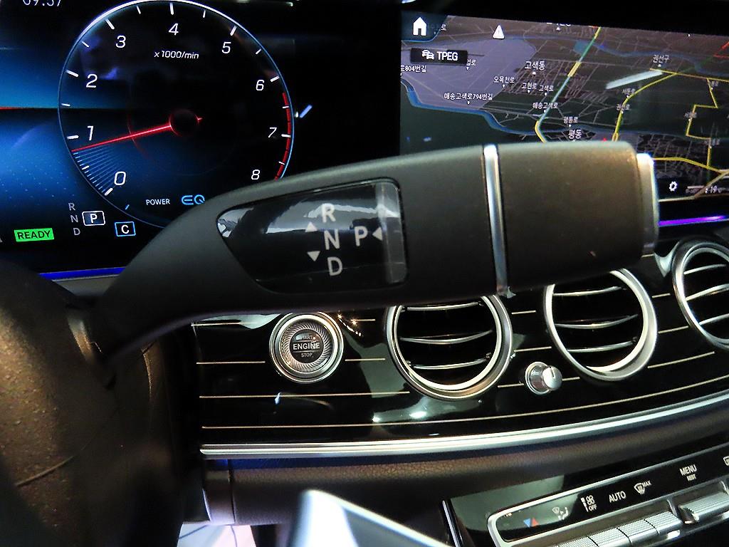 Mercedes-Benz E-Class — photo 12
