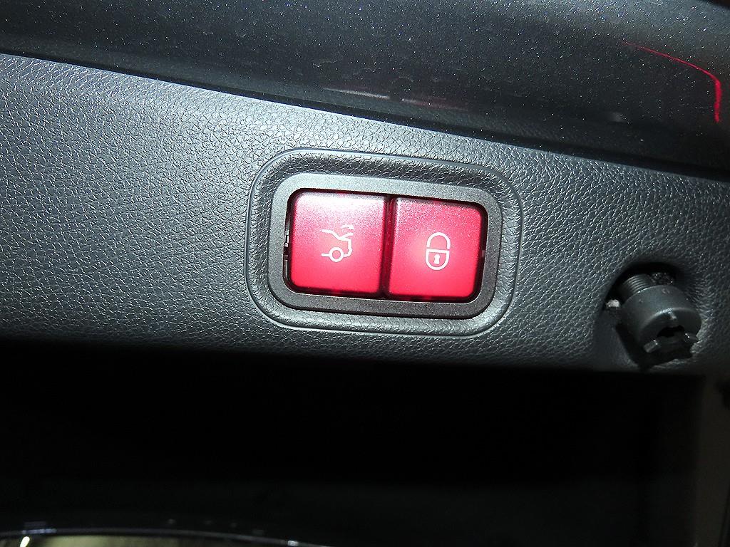 Mercedes-Benz E-Class — photo 16