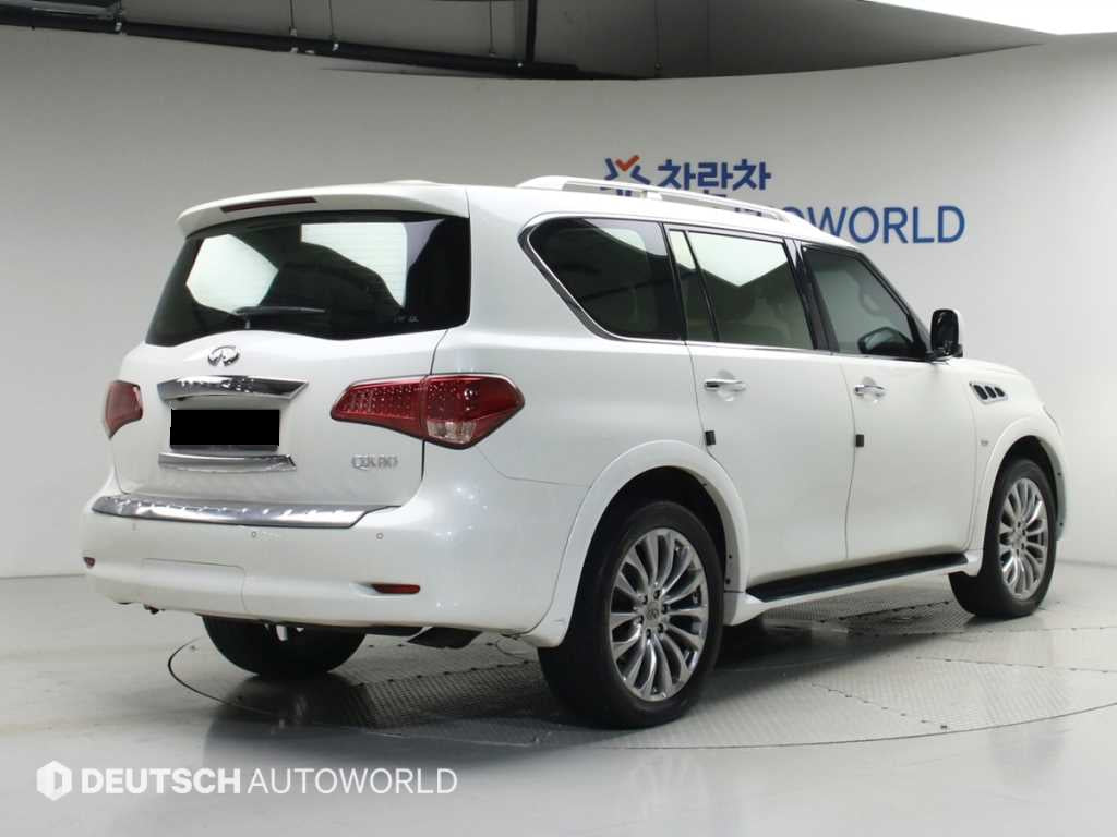 Infiniti QX80 — photo 02