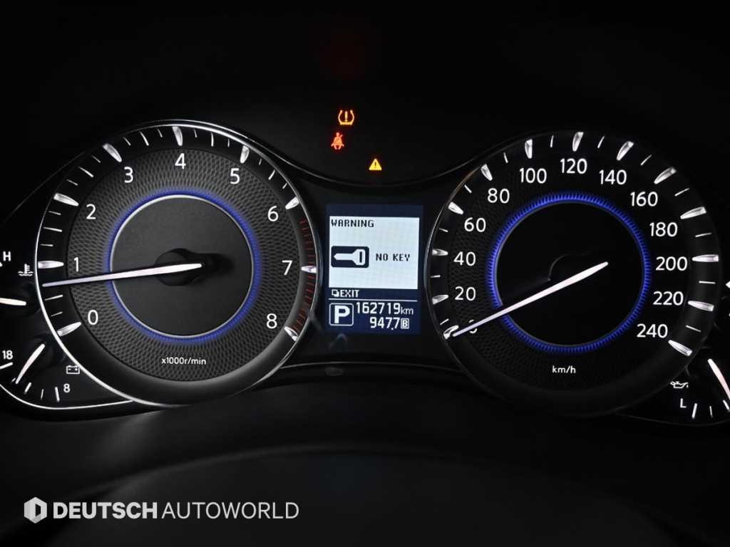 Infiniti QX80 — photo 08