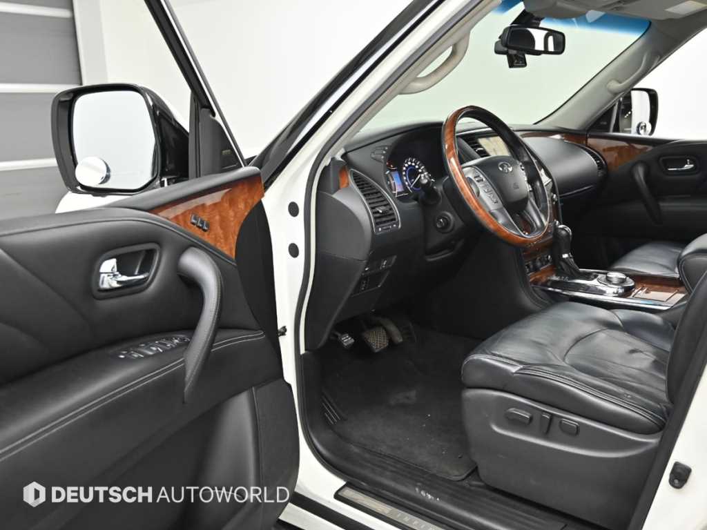 Infiniti QX80 — photo 11