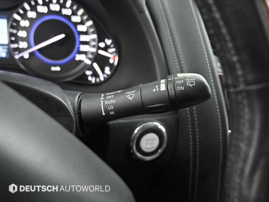 Infiniti QX80 — photo 17