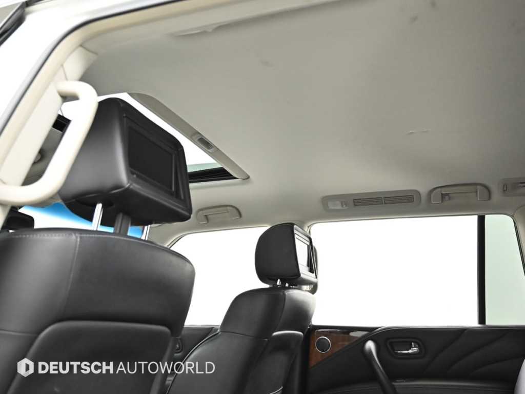 Infiniti QX80 — photo 18