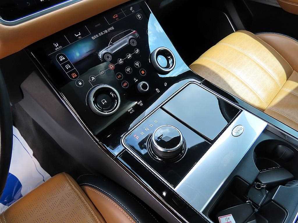 Land Rover Range Rover Velar — photo 11