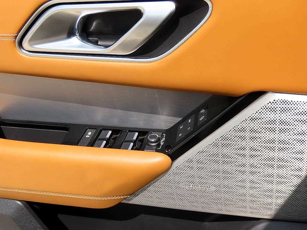 Land Rover Range Rover Velar — photo 12