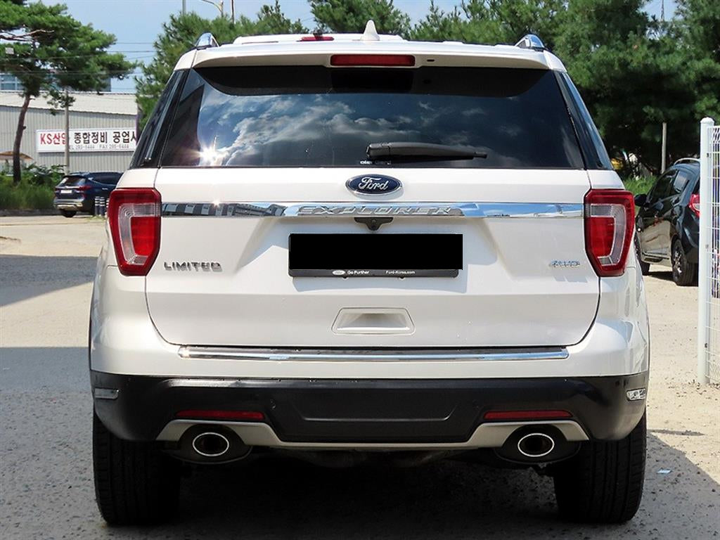 Ford Explorer — photo 04