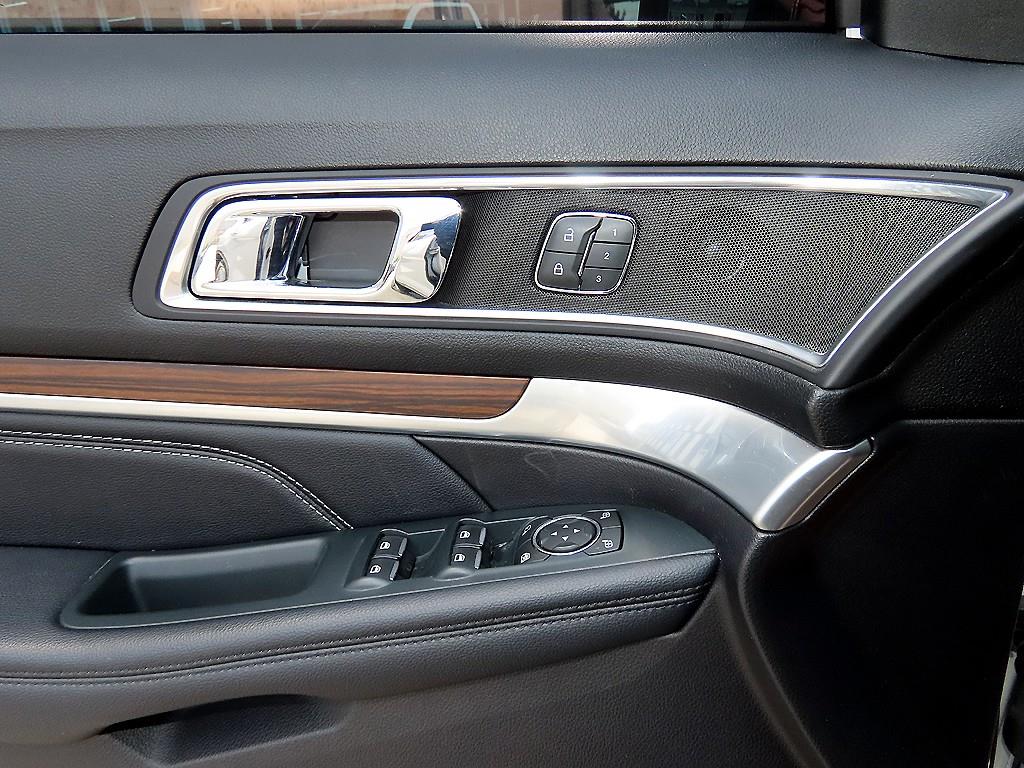 Ford Explorer — photo 12