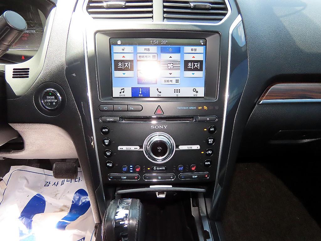 Ford Explorer — photo 14